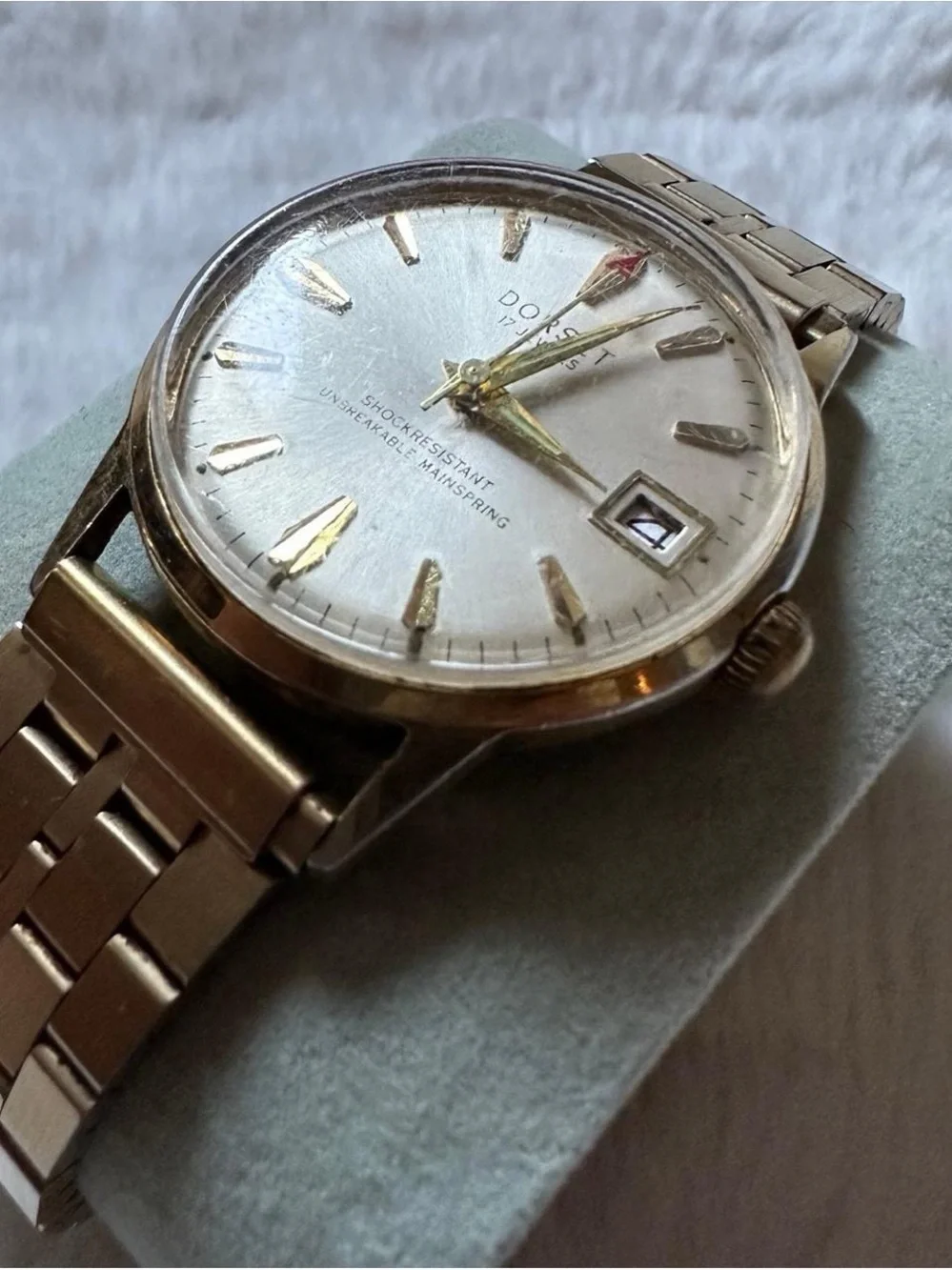 Vintage Dorset Men’s Gold-Tone Date mechanical Watch